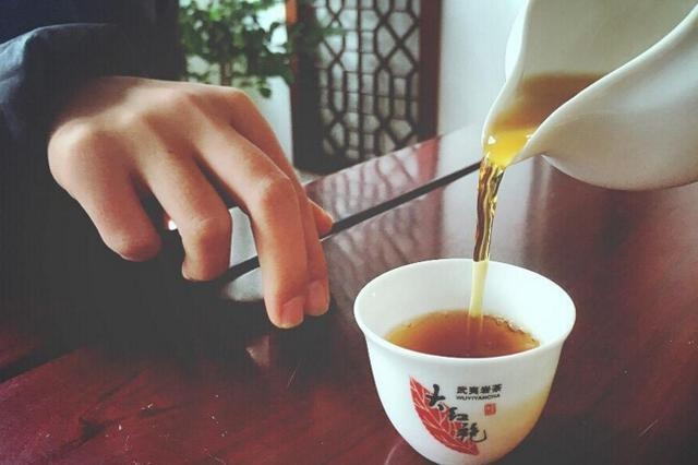 當別人倒茶的時候敲桌子是什么意思？