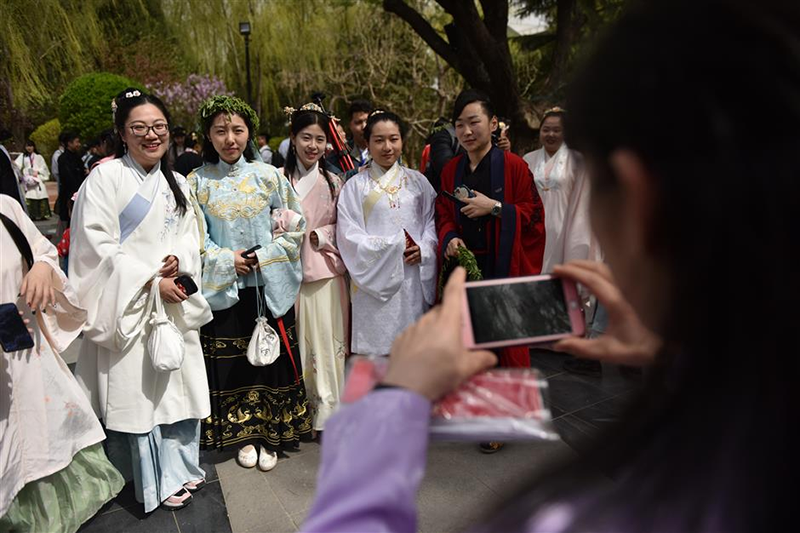 回歸漢服：中國(guó)青年復(fù)興傳統(tǒng)漢文化(圖1)