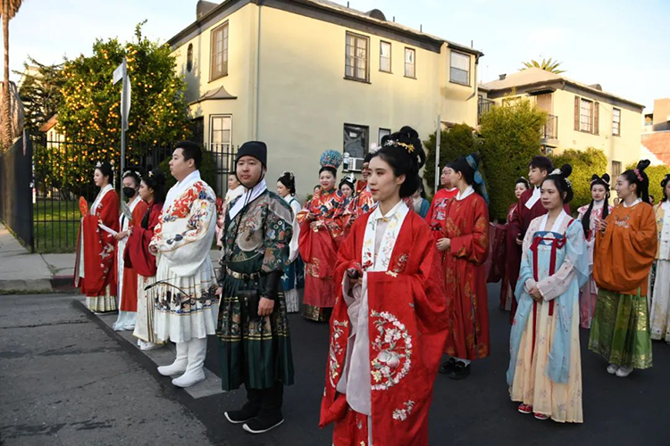 華流YYDS！中國漢服方陣首次亮相好萊塢圣誕大游行(圖5)